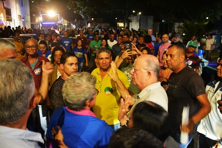 José Ronaldo realiza caminhada no Conjunto Feira V