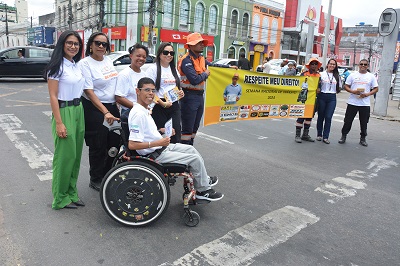 Blitz educativa alerta para o respeito aos idosos e às pessoas com deficiência no trânsito