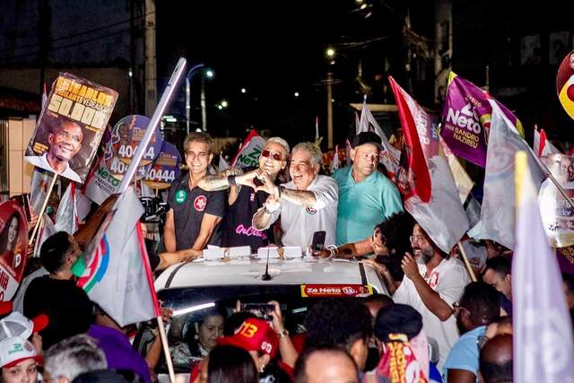 Em caminhada no Bairro Queimadinha, Kannário e Zé Neto arrastam multidão com “panelaço da virada”