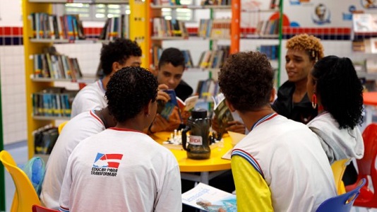 Bahia reduz em mais de 50% a taxa de abandono escolar