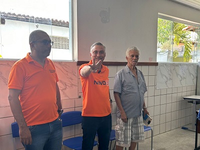 Carlos Medeiros vota acompanhado de familiares e agradece apoio durante campanha