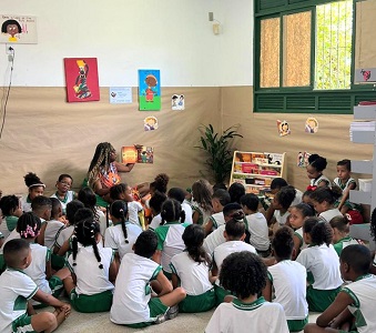 Escola Municipal de Camaçari recebe biblioteca antirracista e ação educativa