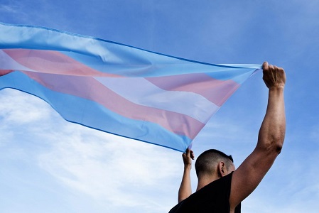 Pessoas trans e não binárias terão gratuidade nas certidões de protesto para adequação de nome